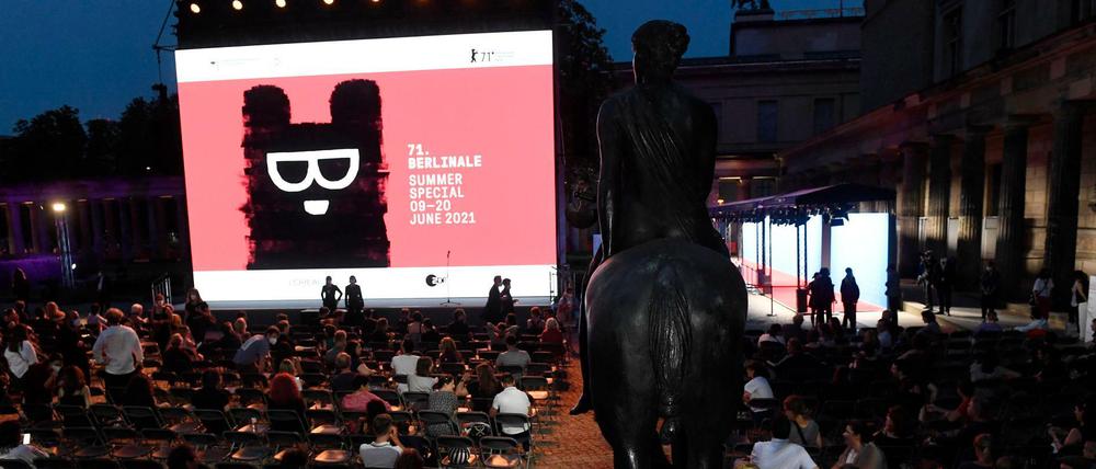 Kino der Erinnerungen. Bei der Berlinale-Premiere des Films "Memory Box" auf der Museumsinsel laufen Hits der 80er Jahre.
