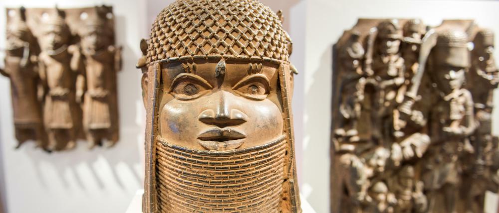 Drei Benin-Bronzen sind im Museum für Kunst und Gewerbe (MKG) in einer Vitrine ausgestellt.