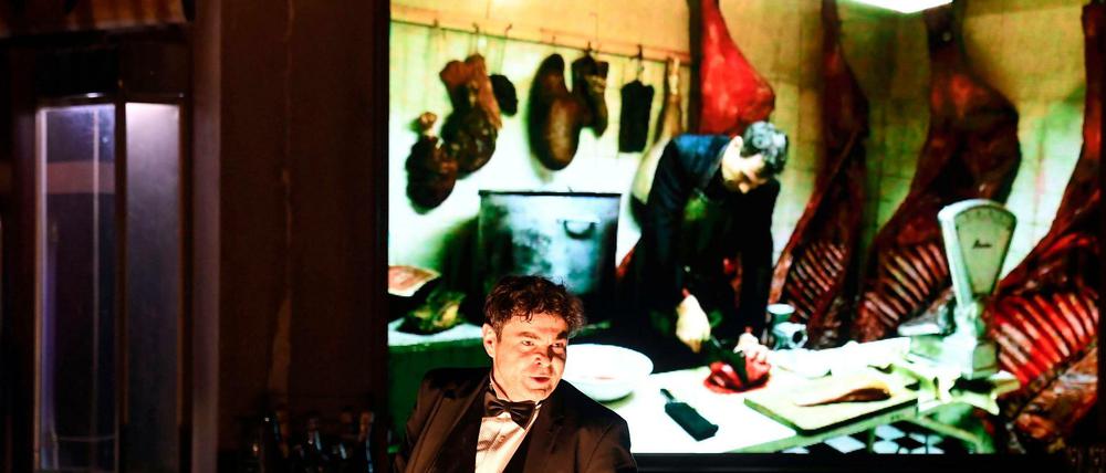 In der großen Fleischerei. Andreas Döhler und Marc Hosemann (im Hintergrund) am Berliner Ensemble.