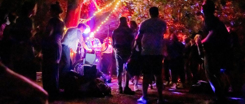 04.07.2020, Berlin: Menschen feiern im Volkspark Hasenheide eine Party. (Zu dpa-KORR «Feiern unter freiem Himmel - Sind Parks die neuen Clubs?») Foto: Christoph Soeder/dpa - ACHTUNG: Nur zur redaktionellen Verwendung im Zusammenhang mit der aktuellen Berichterstattung über die Party im Volkspark Hasenheide und nur mit vollständiger Nennung des vorstehenden Credits +++ dpa-Bildfunk +++