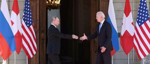 Russlands Präsident Wladimir Putin (l.) und US-Präsident Joe Biden treffen sich zu einem Russland-USA-Gipfel in der Villa La Grange.