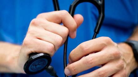 Ärzte werden von den Klinikbetreibern mit dem Geld der Krankenkassen bezahlt.