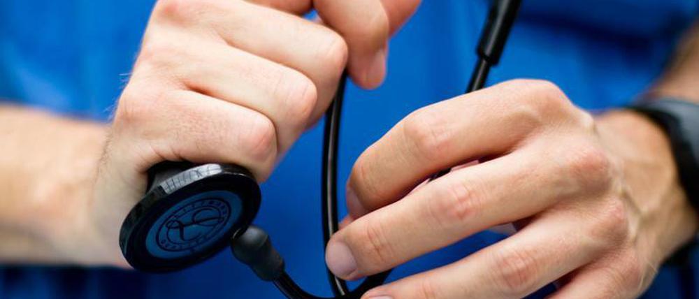 Ärzte werden von den Klinikbetreibern mit dem Geld der Krankenkassen bezahlt.