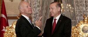 Recep Tayyip Erdogan (R) und der seinerzeitige Vizepräsident der USA, Joe Biden, im Jahr 2016. 
