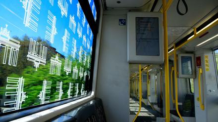 Blick in einen Zug der U2 in Richtung Pankow.