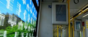 Blick in einen Zug der U2 in Richtung Pankow.