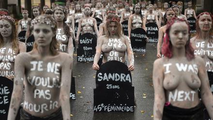 Gegen das Vergessen. Feministinnen erinnerten 2019 in Paris auf drastische Weise an die vielen Opfer von Femiziden 
