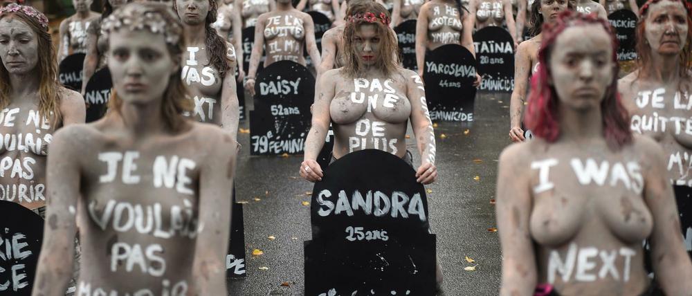 Gegen das Vergessen. Feministinnen erinnerten 2019 in Paris auf drastische Weise an die vielen Opfer von Femiziden 