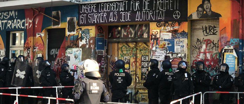 Polizei vor der Rigaer Straße 94.