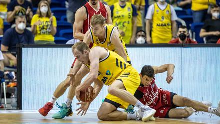 Luke Sikma und Niels Giffey erkämpfen unter den Augen von Nihad Djedovic (oben) den Ball gegen Vladimir Lucic (rechts).