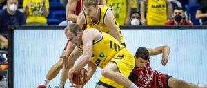 Luke Sikma und Niels Giffey erkämpfen unter den Augen von Nihad Djedovic (oben) den Ball gegen Vladimir Lucic (rechts).