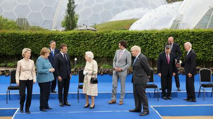 Besuch der Queen bei den G7: Die Frauen am Rand, in der Mitte Alt-Hippie Trudeau, und Boris Johnsons Anzug sitzt wieder nicht. 