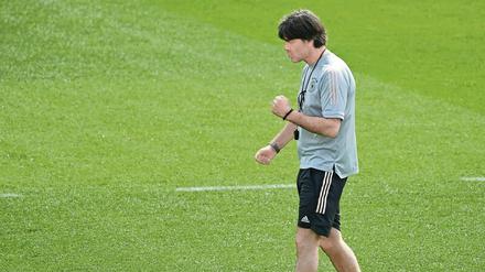Rasentrimmer. Joachim Löw im Trainingslager in Herzogenaurach.