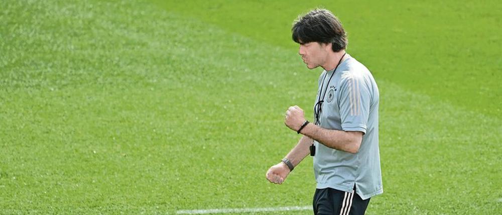 Rasentrimmer. Joachim Löw im Trainingslager in Herzogenaurach.
