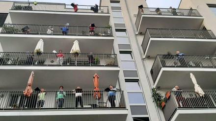 Abstandsregeln kann man auch vertikal einhalten: Die Berliner Cappella beim ersten Testlauf in der Gartenstraße. 