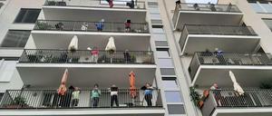 Abstandsregeln kann man auch vertikal einhalten: Die Berliner Cappella beim ersten Testlauf in der Gartenstraße.