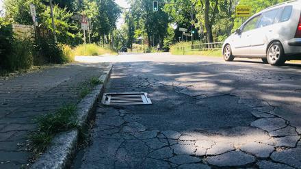 Hauptstraße in Kladow: Hier der Ritterfelddamm am Golfplatz, kurz vor der Selbitzer Straße.