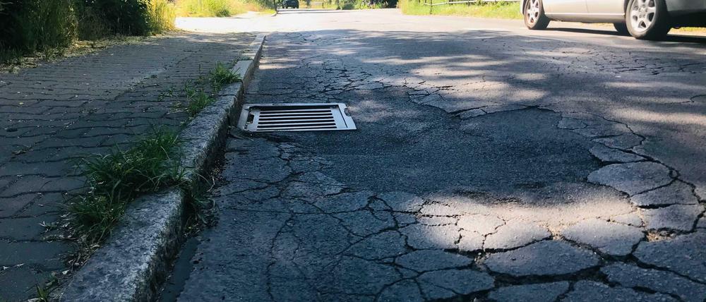 Hauptstraße in Kladow: Hier der Ritterfelddamm am Golfplatz, kurz vor der Selbitzer Straße.