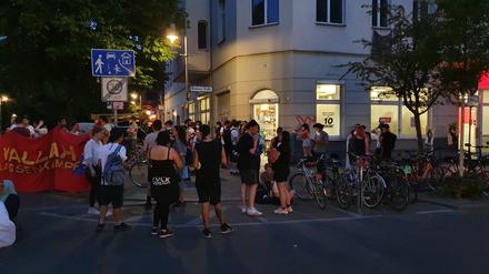 Rider und Unterstützer:innen blockierten am Freitag ein Gorillas-Lagerhaus in Kreuzberg.