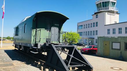 Sogar Schienen und Prellbock wurden mitgeliefert. Hinten der Tower.