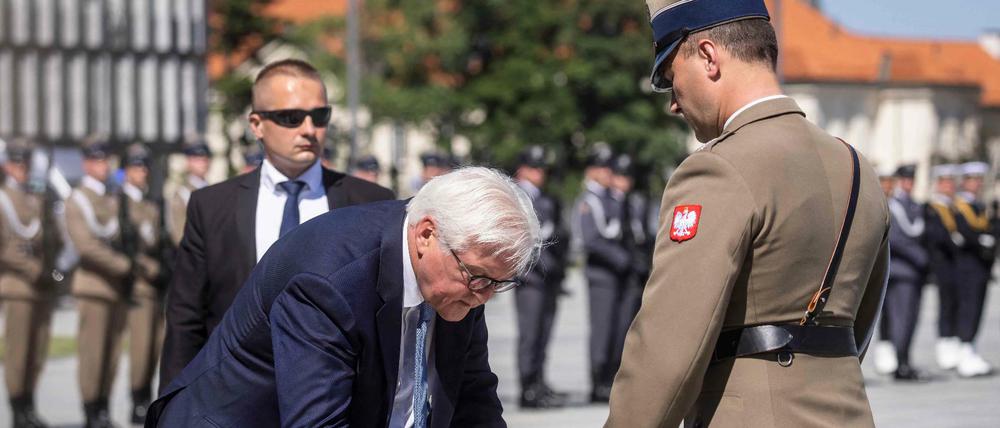 Frank-Walter Steinmeier trägt sich in ein Gedenkbuch ein.