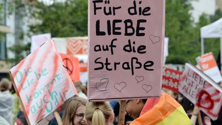 "Für die Liebe auf die Straße": Mit diesem Motto wurde in Berlin 2017 für die Meinungs- und Pressefreiheit demonstriert. 