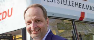 Thomas Heilmann (CDU) hatte der Betreiber-Apotheke angeboten, den Elektrobus, mit dem er im Bundestagswahlkampf 2017 durch seinen Wahlbezirk in Zehlendorf gefahren war, als Teststelle zu nutzen.