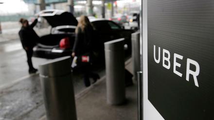 Unter Druck. So fühlen sich viele Fahrdienstanbieter. Sie berichten, Uber wolle nicht, dass sie auch für die Konkurrenz Aufträge annehmen.
