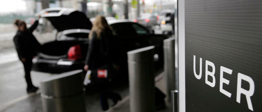Unter Druck. So fühlen sich viele Fahrdienstanbieter. Sie berichten, Uber wolle nicht, dass sie auch für die Konkurrenz Aufträge annehmen.