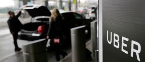 Unter Druck. So fühlen sich viele Fahrdienstanbieter. Sie berichten, Uber wolle nicht, dass sie auch für die Konkurrenz Aufträge annehmen.