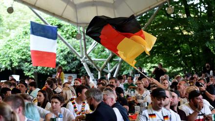 Einige Restaurants bieten zwar Public Viewing an, doch das Gefühl von Zusammenhalt hat abgenommen.