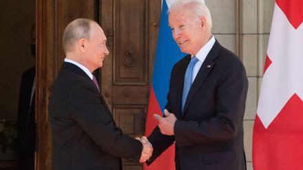 Ein Handshake als Fassade. Wladimir Putin und Joe Biden in Genf. 