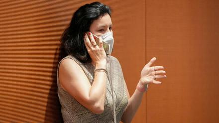 Mit Maske kann man sogar telefonieren - und regieren: Dorothee Bär, Beauftragte der Bundesregierung für Digitalisierung, am 9. Juni im Bundeskanzleramt.