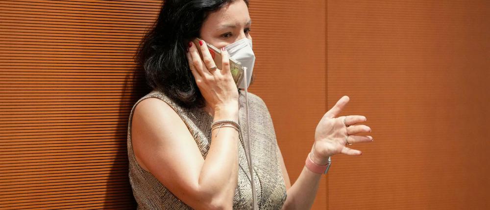 Mit Maske kann man sogar telefonieren - und regieren: Dorothee Bär, Beauftragte der Bundesregierung für Digitalisierung, am 9. Juni im Bundeskanzleramt.