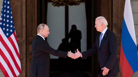 Gipfeltreffen. Russlands Präsident Wladimir Putin (links) und US-Präsident Joe Biden begrüßen sich in Genf.