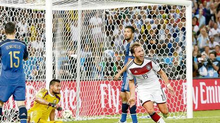 Das Tor zum 4. Stern. In der 113. Spielminute des WM-Finals erzielt der eingewechselte Mario Götze an jenem 13. Juli 2014 im Maracana den Siegtreffer über Argentinien. Deutschland wird in dieser Nacht in Rio zum vierten Male Weltmeister.