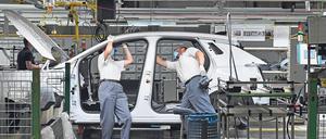 Die Autobauer werden künftig auf Stahl setzen müssen, der ohne CO2-Emissionen hergestellt wird. Foto: Martin Schutt/pa/dpa