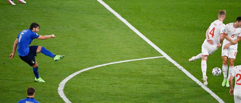 Matchwinner Manuel Locatelli hat Platz und nimmt Maß.