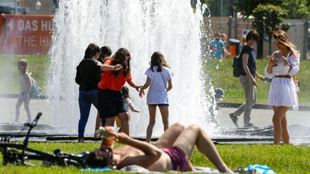 Am Wochenende erwarten die Berlin ungewöhnliche heiße Temperaturen für den Monat Juni. 