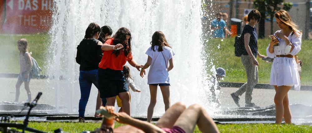 Am Wochenende erwarten die Berlin ungewöhnliche heiße Temperaturen für den Monat Juni.