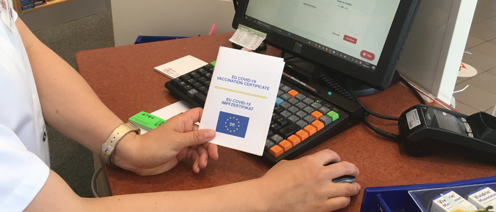 Apothekerin Silke Scheckenbach stellt in der Leipziger Apotheke in Mitte seit Montag digitale Impfpässe aus.