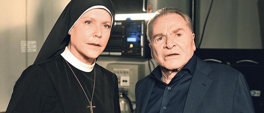 Servus Bürgermeister. Wolfgang Wöller (Fritz Wepper) hatte immer neue Ideen, wie er das Kloster beseitigen und aus dem Baugrund Kapital schlagen könnte. Nonne Hanna (Janina Hartwig) leistete stets Widerstand und löste dabei noch menschliche Probleme.