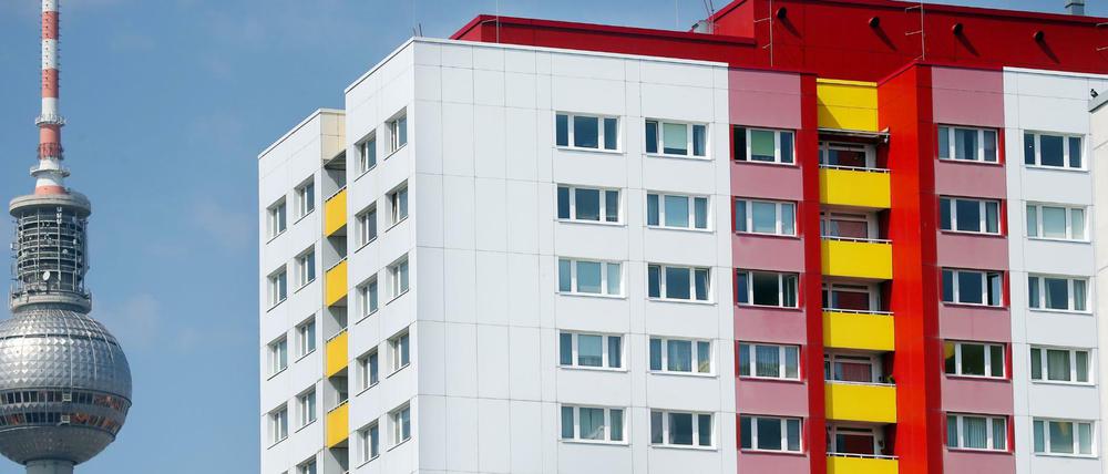 Mehr als vier Millionen Haushalte wohnen in den größten deutschen Städten zu teuer oder in beengten Verhältnissen.