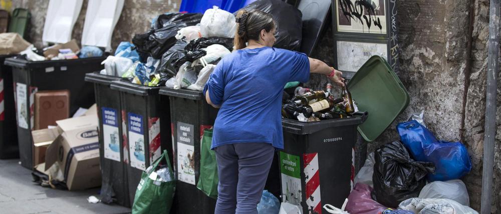 Auf den Straßen des Travestere-Viertels in Rom quellen die Müllcontainer über.