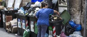 Auf den Straßen des Travestere-Viertels in Rom quellen die Müllcontainer über.
