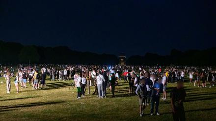 18.06.2021, Hamburg: Kleinere und größere Menschengruppen stehen auf der Stadtpark-Wiese im Schein des von der Polizei aufgestellten Lichtmastes. Die Polizei hat eine Party mit rund 3000 Menschen im Hamburger Stadtpark aufgelöst. (zu dpa: «Polizei räumt Party von 3000 Menschen im Hamburger Stadtpark») Foto: Jonas Walzberg/dpa - ACHTUNG: Person(en) wurde(n) aus rechtlichen Gründen gepixelt +++ dpa-Bildfunk +++