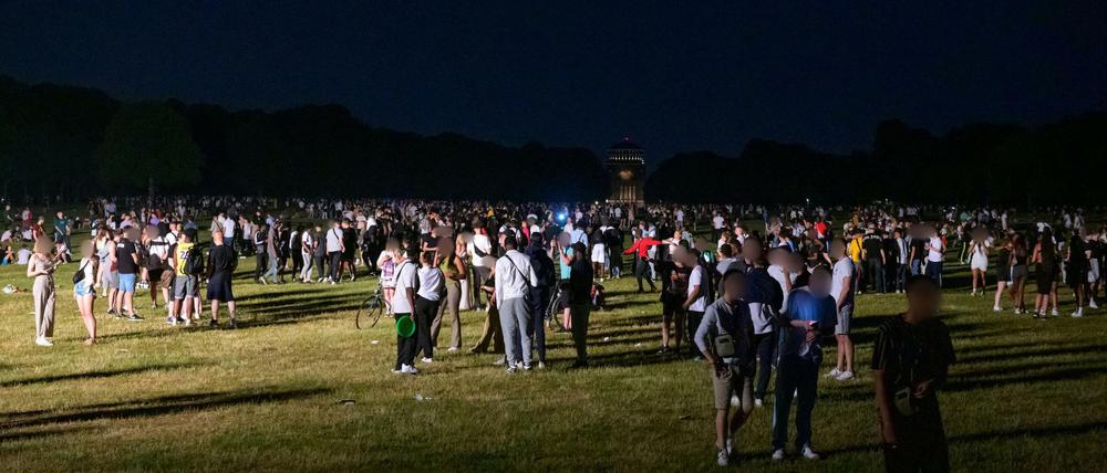 18.06.2021, Hamburg: Kleinere und größere Menschengruppen stehen auf der Stadtpark-Wiese im Schein des von der Polizei aufgestellten Lichtmastes. Die Polizei hat eine Party mit rund 3000 Menschen im Hamburger Stadtpark aufgelöst. (zu dpa: «Polizei räumt Party von 3000 Menschen im Hamburger Stadtpark») Foto: Jonas Walzberg/dpa - ACHTUNG: Person(en) wurde(n) aus rechtlichen Gründen gepixelt +++ dpa-Bildfunk +++