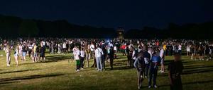 18.06.2021, Hamburg: Kleinere und größere Menschengruppen stehen auf der Stadtpark-Wiese im Schein des von der Polizei aufgestellten Lichtmastes. Die Polizei hat eine Party mit rund 3000 Menschen im Hamburger Stadtpark aufgelöst. (zu dpa: «Polizei räumt Party von 3000 Menschen im Hamburger Stadtpark») Foto: Jonas Walzberg/dpa - ACHTUNG: Person(en) wurde(n) aus rechtlichen Gründen gepixelt +++ dpa-Bildfunk +++