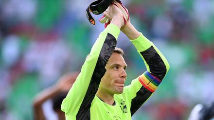 Deutschlands Kapitän Manuel Neuer trug in beiden EM-Spielen die Kapitänsbinde in Regenbogenfarben.