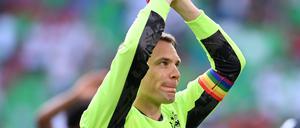 Deutschlands Kapitän Manuel Neuer trug in beiden EM-Spielen die Kapitänsbinde in Regenbogenfarben.